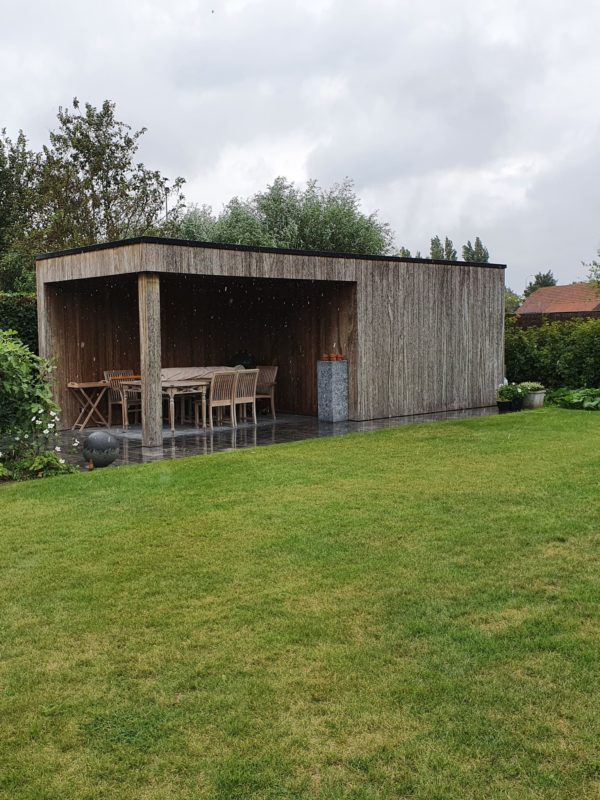 Tuinberging met lounge / overkapping in afromosia